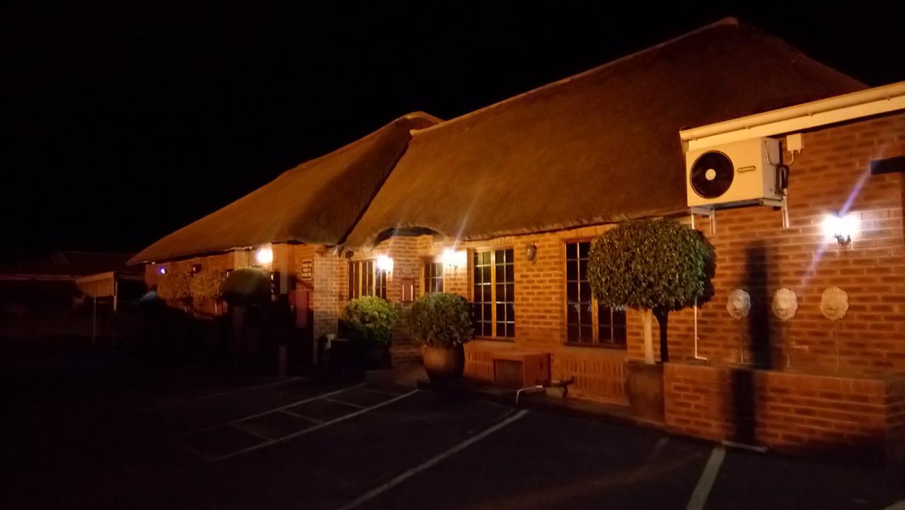 Royal Hotel Ladysmith Exterior photo